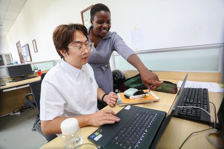 Tanzanian Chinese language teacher Gloria Mshana (R) exchanges teaching insights with Chinese volunteer teacher Liu Mu at the Confucius Institute at the University of Dar es Salaam in Dar es Salaam, Tanzania, Oct. 1, 2026. (Xinhua/Emmanuel Herman)